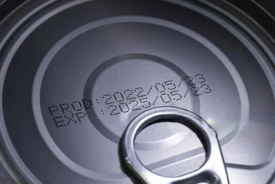 Close-up of a drink can top with visible shelf life label